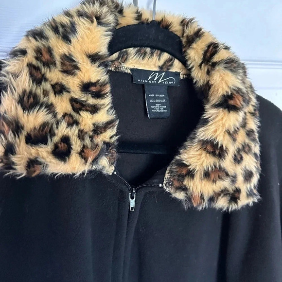 Midnight Velvet Black & Leopard Print Faux Fur Neckline and Pockets Cape - Picture 4 of 11
